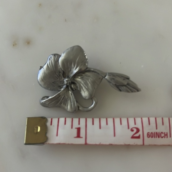 Blue Mist Pewter Canada Flower Brooch - Picture 6 of 7